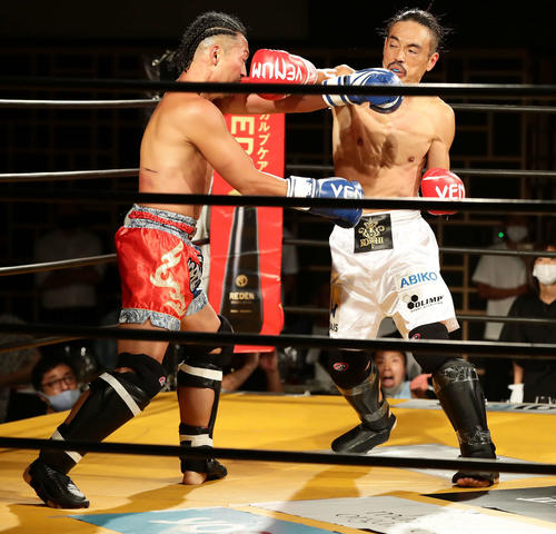 2回、小比田隆太（左）をKOで破った安彦考真（撮影・丹羽敏通）