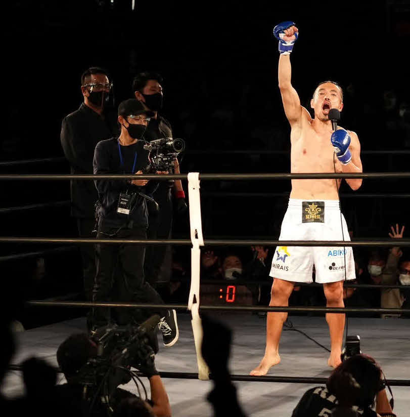RISEでのプロデビュー戦に勝利し、右拳を掲げる安彦