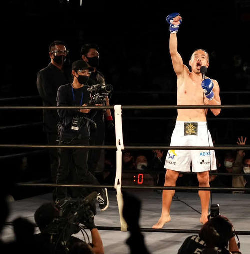 RISEでのプロデビュー戦に勝利し、右拳を掲げる安彦