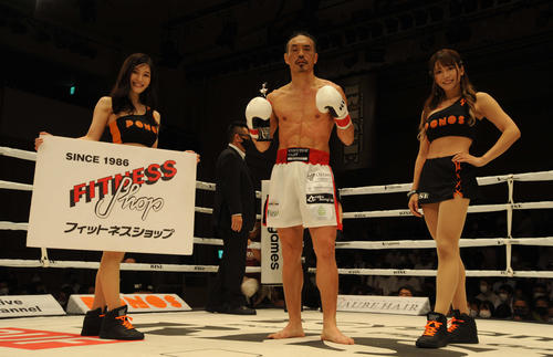 RISE159でプロ2戦目に臨み、YO UEDAに勝利した安彦考真（中央）