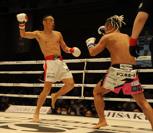 RISE159でプロ2戦目に臨み、YO UEDAと戦う安彦考真（左）　