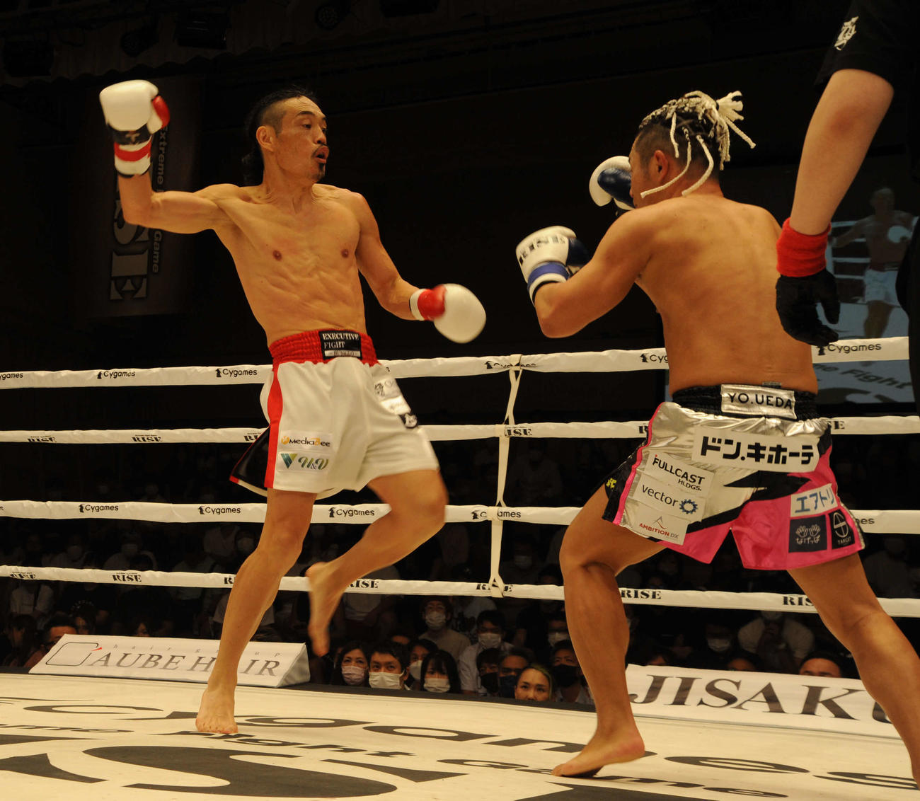 RISE159でプロ2戦目に臨み、YO UEDAと戦う安彦考真（左）　
