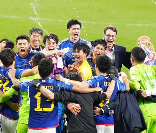 日本対スペイン　試合後、円陣で勝利を喜ぶ三笘（中央）ら日本代表の選手たち（撮影・江口和貴）