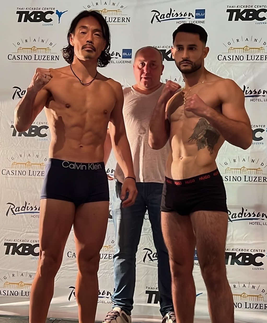 スイス・チューリヒで開催された格闘技大会「ノックアウト・ファイトナイト8」で対戦した安彦考真（左）とパトリック・カバシ