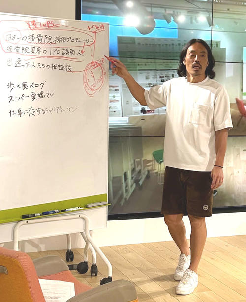 法人向け教育プログラム「LIFETIMEプロジェクト」の講義を行う元年俸120円Jリーガーで格闘家の安彦考真（撮影・松尾幸之介）