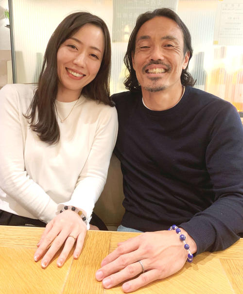 元年俸120円Jリーガーで格闘家の安彦考真（右）と妻の真佐美さん