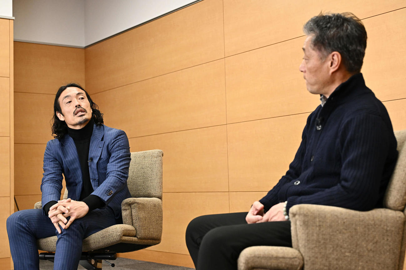 対談する安彦考真（後方）とYSCC横浜吉野次郎理事長（撮影・滝沢徹郎）