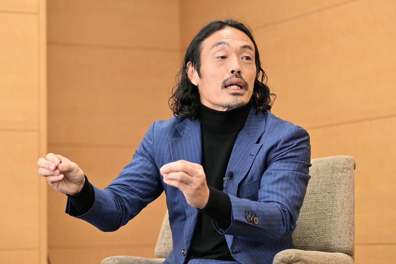 YSCC横浜吉野次郎理事長と対談する安彦考真（撮影・滝沢徹郎）