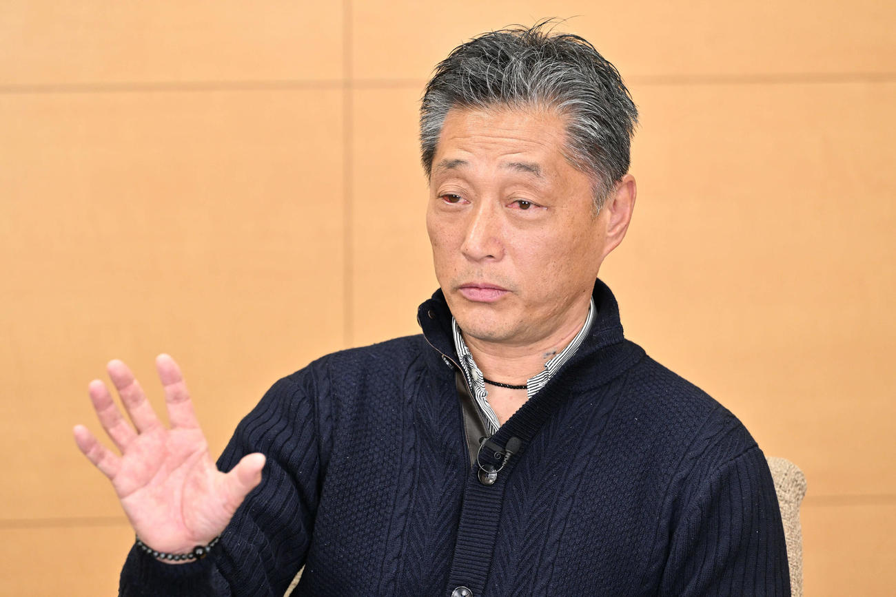 安彦考真と対談するYSCC横浜吉野次郎理事長（撮影・滝沢徹郎）