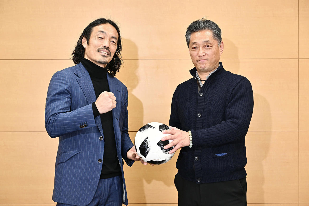 対談した安彦考真（左）とYSCC横浜吉野次郎理事長（撮影・滝沢徹郎）
