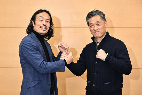 対談した安彦考真（左）とYSCC横浜吉野次郎理事長（撮影・滝沢徹郎）