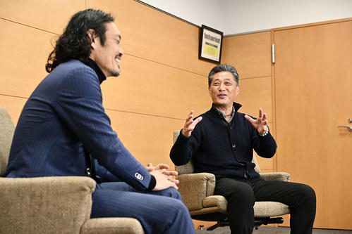 対談するYSCC横浜吉野次郎理事長（後方）と安彦考真（撮影・滝沢徹郎）