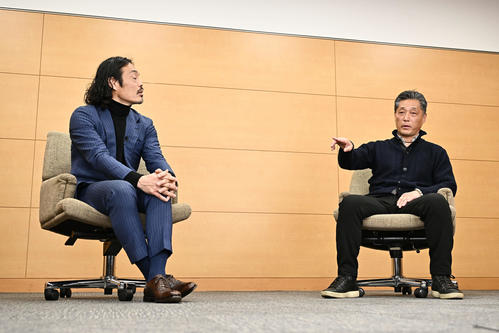 対談する安彦考真（左）とYSCC横浜吉野次郎理事長（撮影・滝沢徹郎）