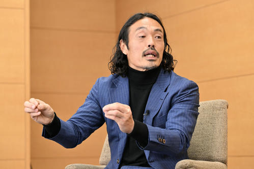 YSCC横浜吉野次郎理事長と対談する安彦考真（撮影・滝沢徹郎）