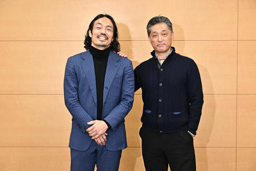 対談した安彦考真（左）とYSCC横浜吉野次郎理事長（撮影・滝沢徹郎）