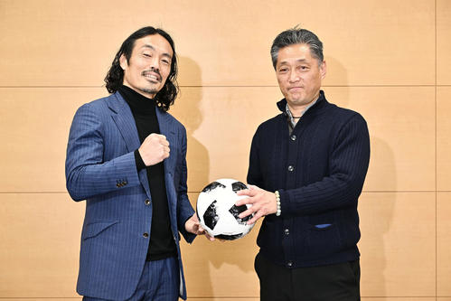 対談した安彦考真（左）とYSCC横浜吉野次郎理事長（撮影・滝沢徹郎）