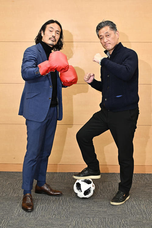 対談した安彦考真（左）とYSCC横浜吉野次郎理事長（撮影・滝沢徹郎）