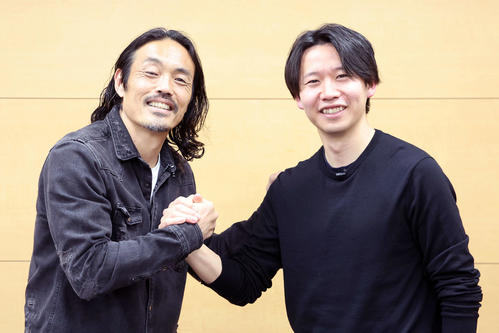 笑顔で握手する安彦（左）とArxcs杉山代表（撮影・鈴木正人）