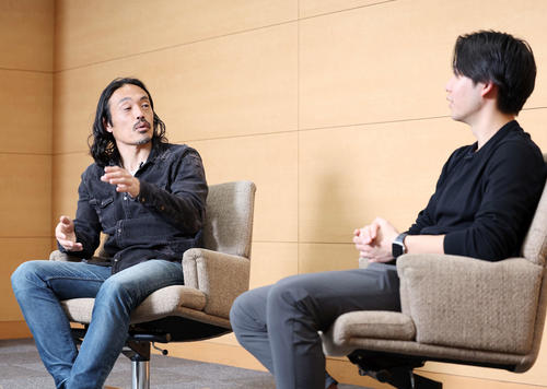 対談する安彦（左）とArxcs杉山代表（撮影・鈴木正人）