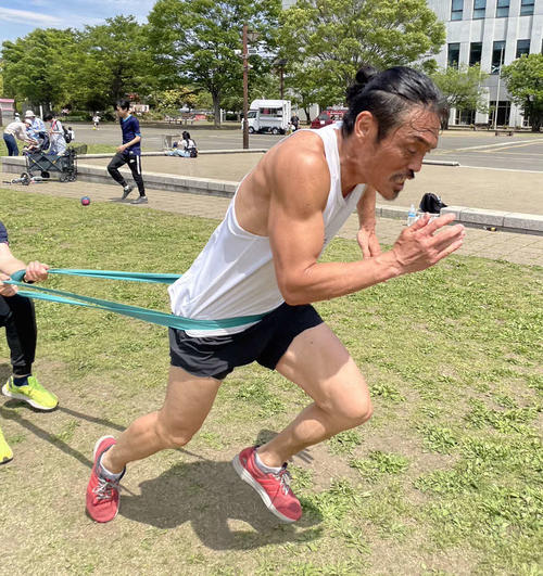 公園でトレーニングする元年俸120円Jリーガーで格闘家の安彦考真