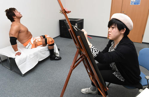 新日本プロレスの小島聡をモデルにデッサンする高場泉穂記者（撮影・鈴木みどり）