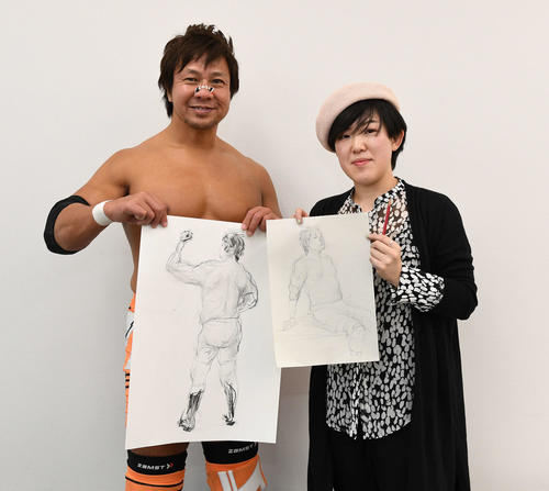 新日本プロレスの小島聡（左）は高場泉穂記者が書いた自身のデッサン画を手に笑顔（撮影・鈴木みどり）