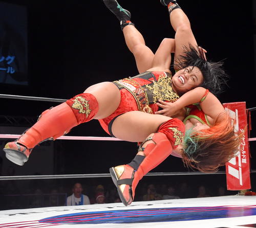 17年9月、仙台女子プロレス　仙台ガールズワールドタイトルマッチで、橋本千紘（右下）にデスバレーボムをかける里村明衣子