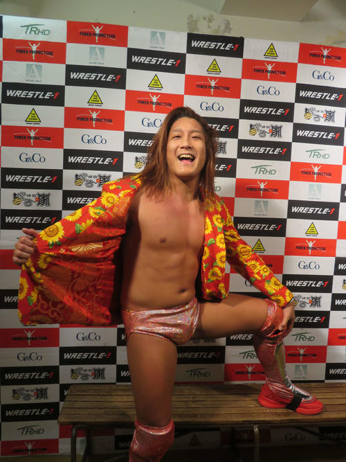 ポーズを決める黒潮“イケメン”二郎