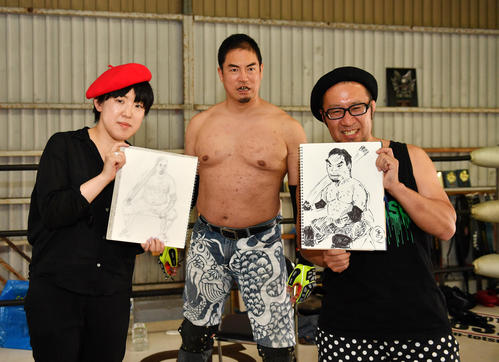 高場泉穂記者(左)と選手兼レフェリーのフランク篤(右)がプロレスラー伊東竜二のデッサンを披露する（撮影・柴田隆二）