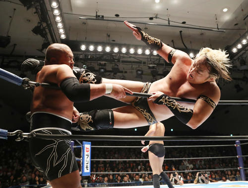 18年11月、新日本プロレス・ワールドタッグリーグ2018で、石井智宏（左）にドロップキックを見舞うタイチ