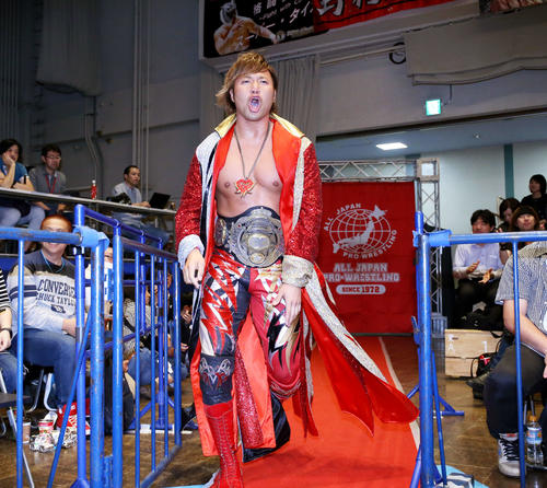 派手なパフォーマンスで入場する宮原(撮影・河田真司)