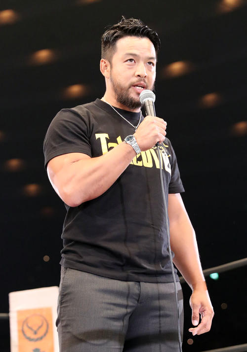 6月9日、リング上でマイクパフォーマンスするKENTA