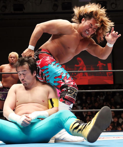 ヒップアタックで攻める棚橋弘至