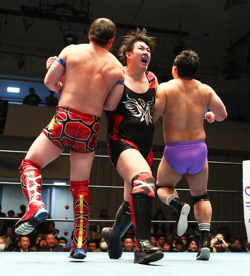 19年3月、2人に対し技を仕掛ける納谷幸男（中央）