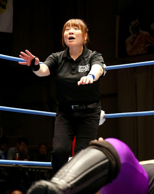 6月、全日本プロレス後楽園ホール大会で選手のかけ技に驚きの表情を浮かべる女性レフェリー李日韓