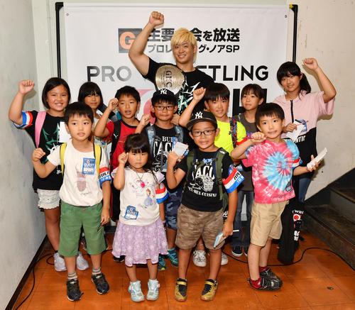 ノアのチャンピオン清宮海斗（中央）と記念撮影に納まる日刊スポーツのジュニア記者たち（撮影・柴田隆二）
