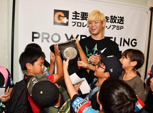 清宮海斗（中央）のチャンピオンベルトに触る日刊スポーツのジュニア記者たち（撮影・柴田隆二）