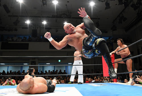 6月26日、長州力の引退試合で石井智宏（左下）にフラッシングエルボーを見舞う武藤敬司