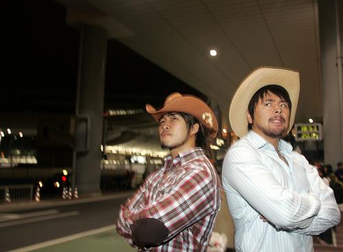 05年10月、メキシコ遠征から帰国した棚橋弘至（左）と中邑真輔