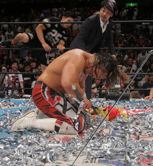 15年8月、新日本プロレスG1クライマックス25　棚橋弘至はG1優勝旗を折ってしまいうなだれる