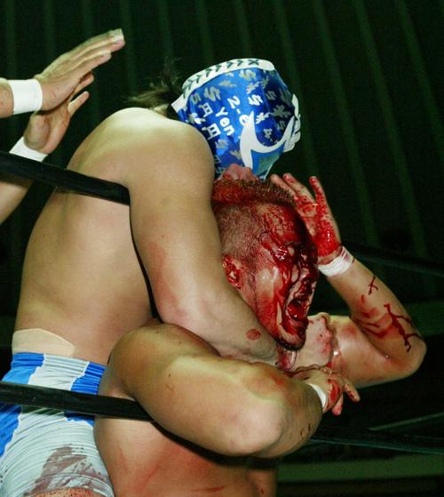 03年7月、新日本プロレス・大阪大会　流血させられた棚橋弘至（下）は魔界4号に首をしめられる