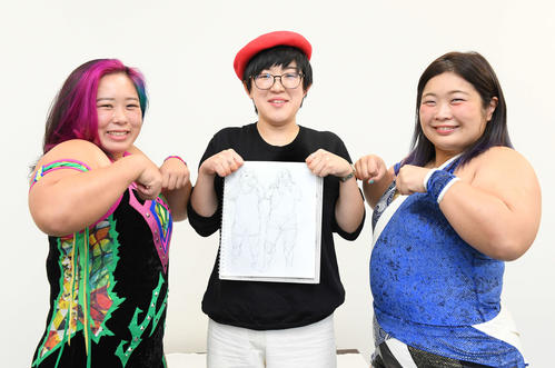 デッサンを終えた高場記者（中央）は「チーム200キロ」の橋本千紘（左）、優宇と「ぎゅん」のポーズで記念撮影（撮影・鈴木みどり）