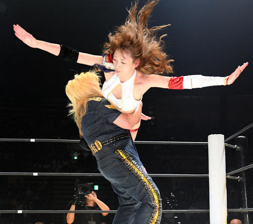 7月、DDTプロレス東京・大田区大会で世死琥（左）にボディーアタックを見舞う赤井沙希