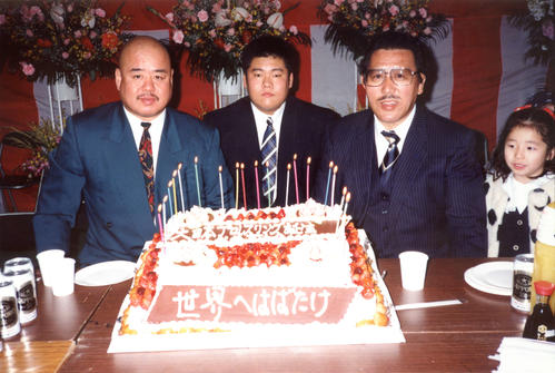 94年12月、大日本プロレス道場開きで写真に納まるケンドー・ナガサキさん（左端）。中央は谷口裕一、右はグレート小鹿