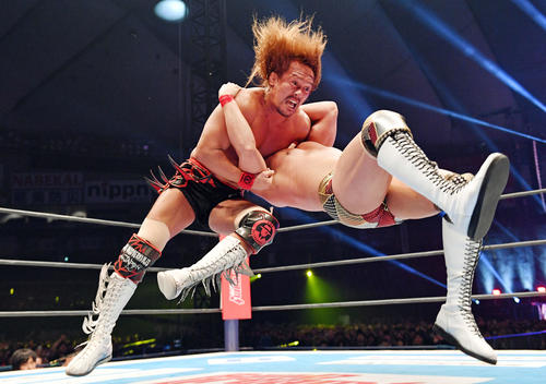 2020年1月5日、新日本プロレス東京ドーム大会 オカダ・カズチカ(下)にデスティーノを決める内藤哲也
