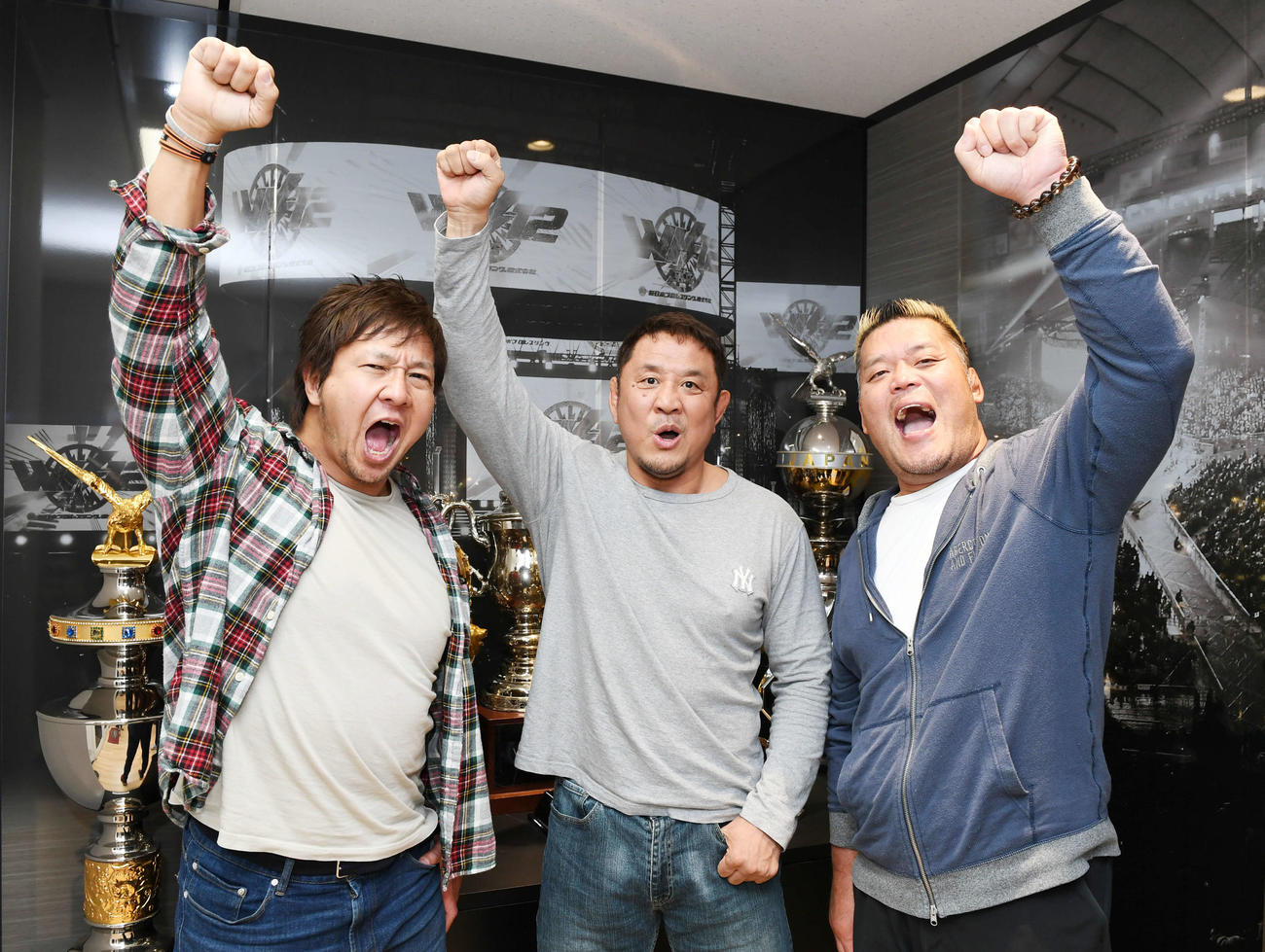 中西学の決めポーズをまねる、左から小島、永田、天山（撮影・横山健太）