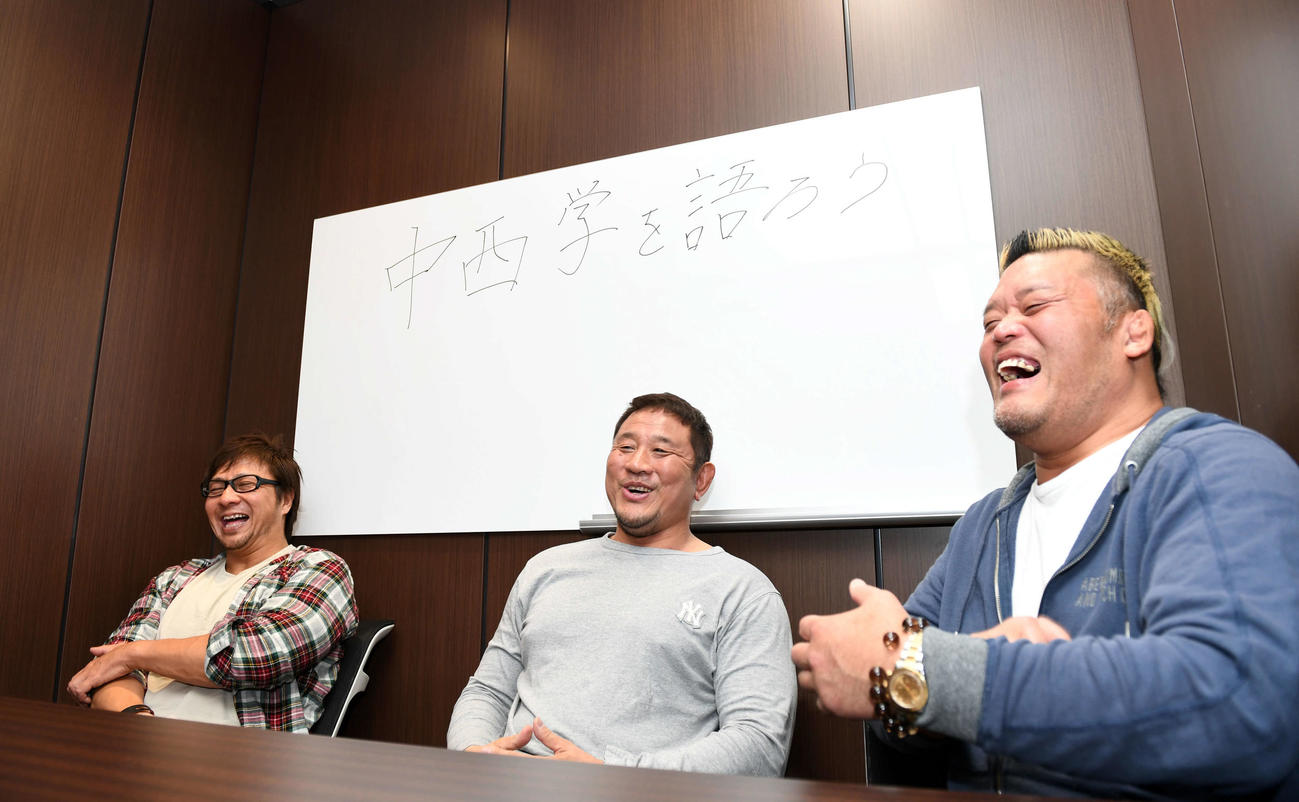 中西との思い出を笑顔で語る、左から小島、永田、天山（撮影・横山健太）