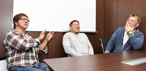 中西との思い出を笑顔で語る、左から小島、永田、天山(撮影・横山健太)