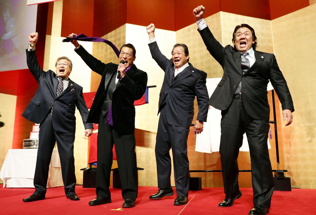 「1、2、3、ダーッ！」と気勢を上げるアントニオ猪木氏。左から天龍源一郎、1人おいて藤波辰爾、長州力（撮影・浅見桂子）