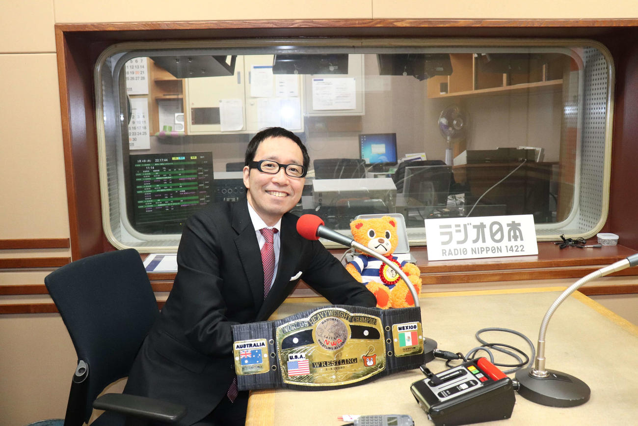 ラジオ日本「真夜中のハーリー＆レイス」の収録ブースに座る清野茂樹アナウンサー。手前は毎回ゲストと争うNWAベルト
